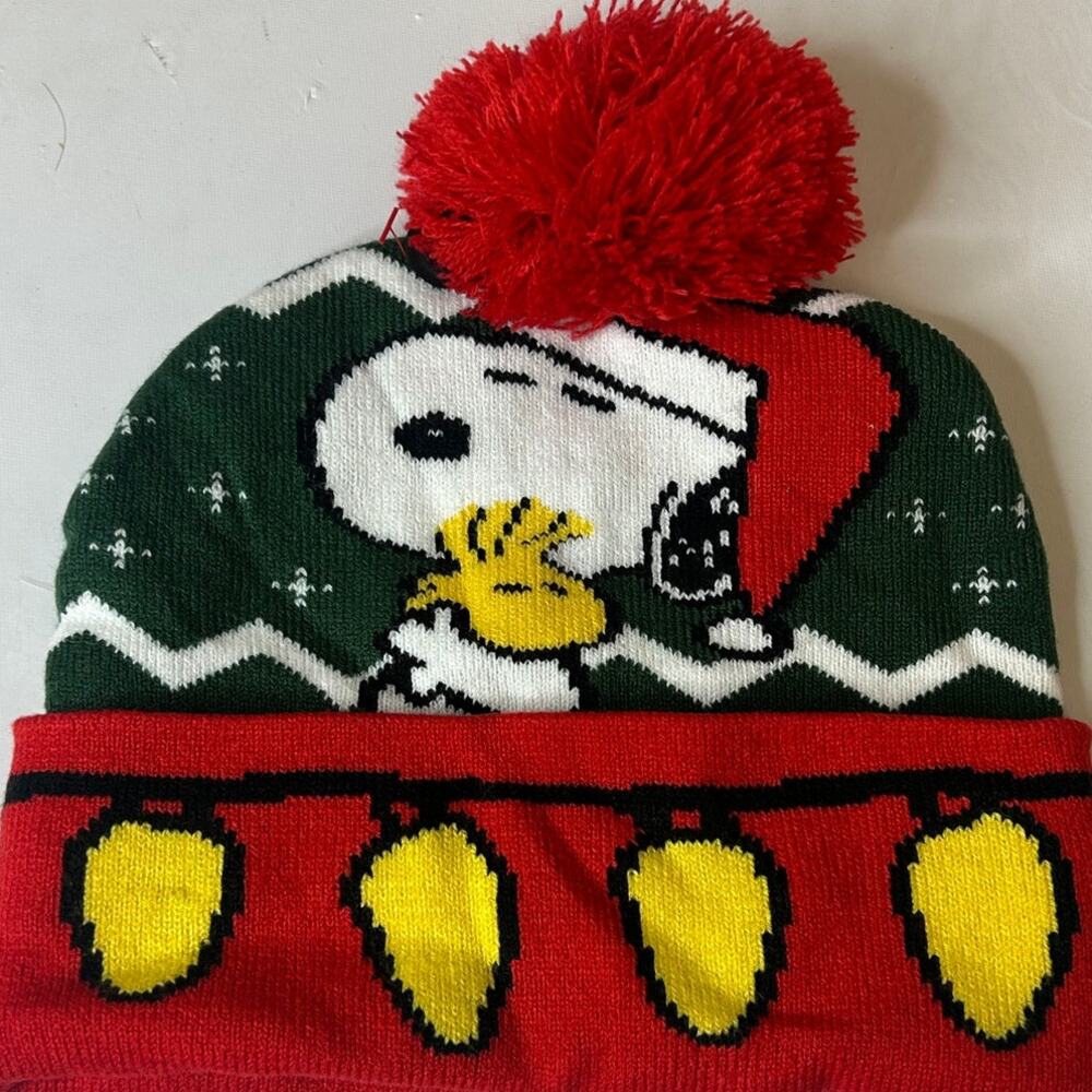 Peanuts Snoopy knit Christmas Beanie Snoopy hugging Woodstock NWT